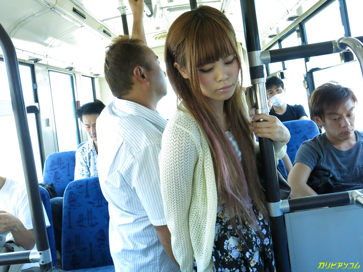 Японские хикканы пристали к рыжей в автобусе